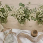Composition florale centre de table pas cher : fleurs et bougies, style DIY en budget