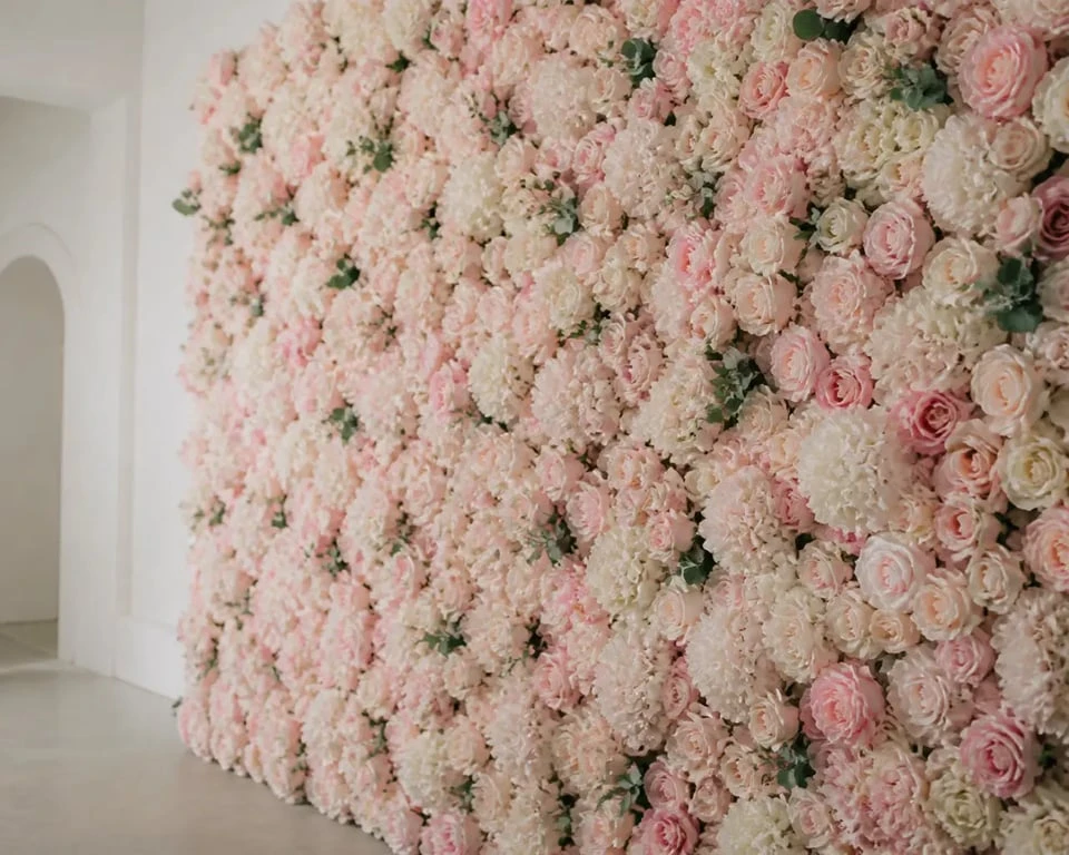 Mur de fleurs artificielles premium installé pour un photocall de mariage