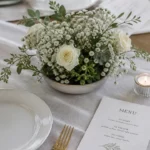 Petite composition florale pour table : mini centre crème et feuillage sauge